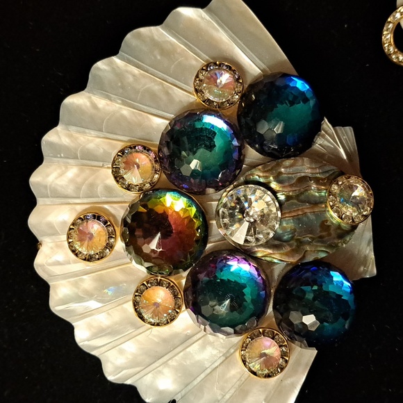 Incredible mother pearl scalloped carved shell pin and earrings Swarovski crysta - Picture 2 of 6